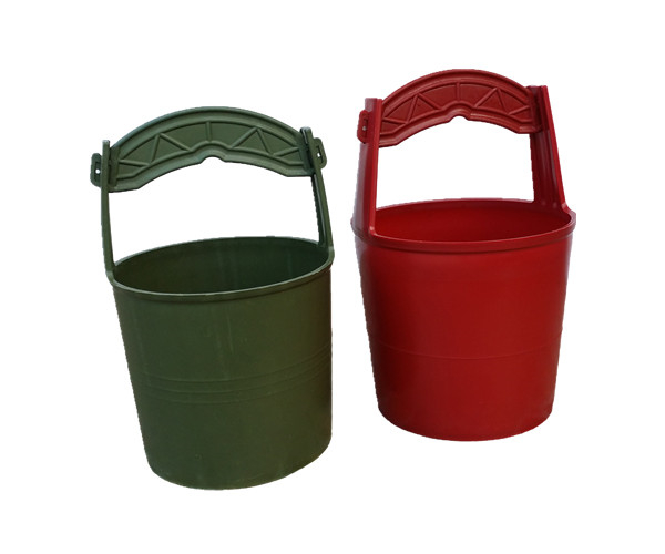 绿中号水桶,红大号水桶